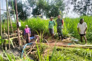 Babinsa Sambi Pantau Pembuatan Sumur