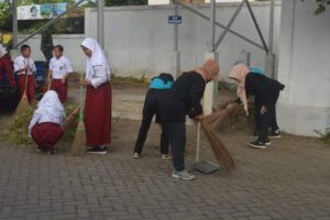 Ciptakan Lingkungan Sehat Kodim Boyolali Beserta Elemen Masyarakat Bersihkan Pasar Mojosongo