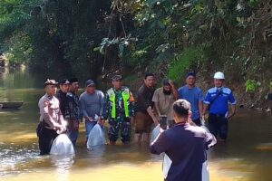Pihak PT SPT Bersama Masyarakat Desa Singgersing Melakukan Penanaman Pohon Dan Penaburan Benih Ikan
