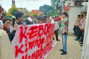 Aur Oleh Aliansi Mahasiswa Peduli Demokrasi Di Depan Kanto KPU Kota Serang