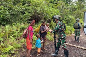 Berbagi Kasih Persaudaraan, Warga Muara Sambut Antusias TNI MARINIR