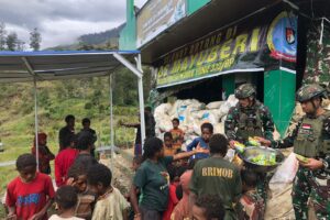 Terima Sembako TNI, Warga Mayuberi Riang Gembira