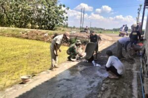 Surasno Memimpin Kerja Bakti Perbaikan Jalan Rusak