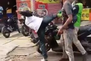 Debt Collectors Pakai Topi Hitam Telah Tendang Terhadap Ojek Online Di Bekasi Jawa Barat