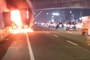 Truk muatan Barang Terjadi Kebakaran Di Jalan Toll Fatmawati Kawasan Jakarta Selatan