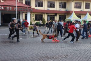 Personel Gabungan Polres Pasuruan Gelar Simulasi Sispamkota Siap Amankan Pilkada Serentak 2024