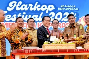 Bupati Simalungun Terima Penghargaan Sebagai Tokoh Penggerak Koperasi Tingkat Sumut