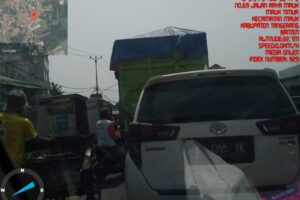 Bebas Lalu Lalang, Truk Tanah Semakin Tak Terkendali Dump truk golongan IV yang bermuatan Jalan Raya Mauk Pakuhaji-Sepatan,
