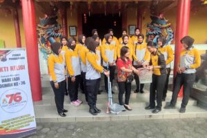 Bakti Religi, Polwan Polres Purbalingga Bersihkan Tempat Ibadah