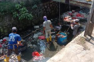 Duta Lingkungan Hidup* *Kota Cilegon , Membersihkan Saluran Comberan Yang Ada Di Pasar Baru Keranggot
