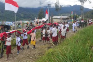 Kemeriahan Kirab Dan Pengibaran Bendera Merah Putih Oleh Habema Dan Masyarakat Sinak