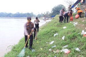 Polres Kuansing Gelar Kegiatan Bersih-Bersih Sungai di Arena Pacu Jalur Tepian Narosa