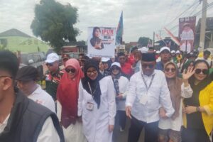 Dengan Jalan Kaki, Ipuk- Mujiono Resmi Daftar ke KPU Banyuwangi