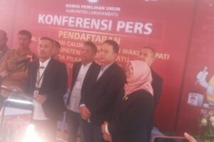 Pasangan Hendri – Ellya Rosa Daftar Ke KPU diantar Pendukung Ribuan Massa.