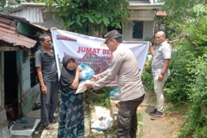 Polsek Perdagangan Gelar Kegiatan Jumat Barokah, Berikan Bantuan Sembako kepada Warga di Lingkungan II Lormes