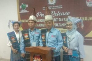 Ribuan Masa mengantarkan Calon Bupati Anton-Benny ke KPUD Simalungun
