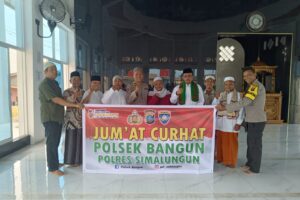 Polsek Bangun Gelar “Jumat Curhat” di Masjid Al Ikhsan, Sampaikan Pesan Kamtibmas dan Bagikan Sedekah