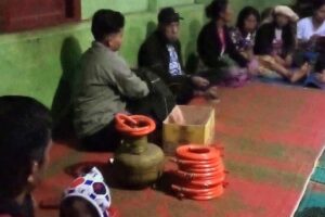 Menghindari kebakaran di dapur tentang aktipita ibu rumah tangga memasak di dapur. Masalah seringnya kebakaran penyebab bersumber dari bocornya elfiji terjadi di dapur
