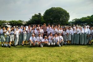 Kapolsek Tanah Jawa Berikan Arahan pada Upacara Bendera di SMAN 1 Tanah Jawa, Tekankan Pentingnya Disiplin dan Keselamatan Berkendara.