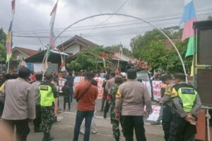 Warga Desa Kedung Wuluh Lor Patikraja Demo Tuntut Perangkat Desa Korupsi Untuk Di Lengserkan