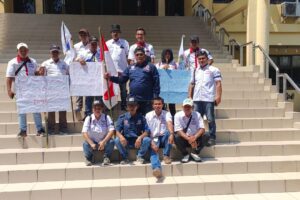 Oganisasi Pers Kabupaten Lahat terdiri dari PWI, FJL, SMSI, IWO, IWO Indonesia, dan PWRI, lakukan aksi damai di depan Kantor DPRD