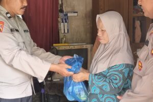 Polsek Perdagangan Gelar Kegiatan Jumat Barokah, Bagikan Sembako untuk Warga Simalungun