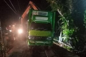 Mobil Box Plat K 9290 KS Amblas Di Jembatan Serap. Dusun Pentek Desa Semade Kecamatan Banyuke Hulu Landak.