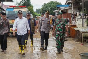 Gerak Cepat, Bupati Simalungun Tinjau dan Beri Bantuan Masyarakat Terdampak Banjir di Kecamatan Dolok Batu Nanggar