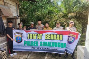Polsek Tanah Jawa Gelar Jumat Berkah: Berbagi Sembako di Nagori Buntu Bayu