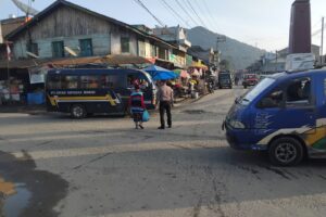 Polsek Saribudolok Gelar Penjagaan dan Pengaturan Lalu Lintas Pagi di Simpang 4 Saribudolok-Kabanjahe: Arus Lalu Lintas Aman dan Lancar