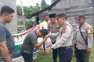 Polsek Tanah Jawa Gelar Jumat Berkah: Kapolsek Asmon Bufitra dan Jajaran Bagikan Sembako di Nagori Raja Maligas