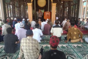 Kapolsek Perdagangan AKP Ibrahim Sopi Ajak Masyarakat Nagori Perlanaan Dukung Pemilukada Damai 2024 dalam Kegiatan Sambang dan Sholat Jumat Bersama