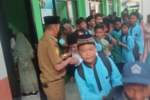 Hadiri Peringatan Maulid Nabi, Kades Kohod Beri Hadiah Alat Hadroh untuk SMPN 4 Pakuhaji