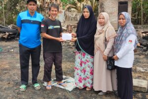 Pengurus Bumdesa Kuncup Mekar Desa Rijangpanua Kec Kulo menyerahkan Bantuan Sosial kepada Warga yang terdampak kebakaran Rumah
