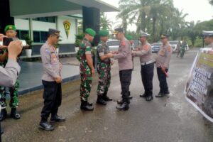 Mewakili Kapolres Simalungun Kapolsek Tanah Jawa Berikan Kejutan Ucapan Selamat HUT TNI ke-79 di Yonif 122 Tombak Sakti