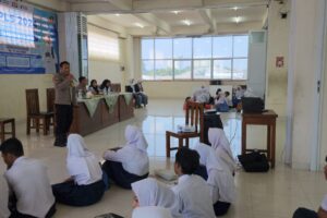 Kanit Bimas Polsek Karawaci Lakukan Edukasi di SMK Tangerang Global dalam Program Police Go to School