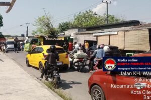 Masyarakat Yang Melintasi Di Jalan Raya KH Wasid Belakang Mall Ramayana ,Terganggu Adanya Penumpukan Material
