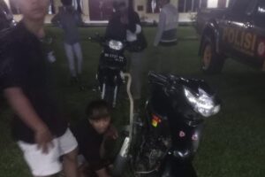 Polsek Tanah Jawa Gelar Kegiatan Pembinaan Remaja pada Larut Malam untuk Antisipasi Kejahatan Jalanan di Bukit Kembar