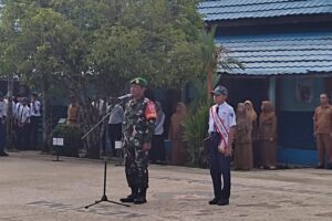 Babinsa Sertu Slamet Buadi Ajak Siswa SMPN 1 Barabai Fokus Belajar