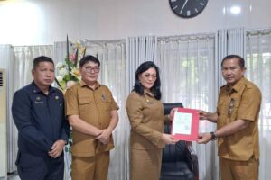 Penyerahan SK Plt Hukum Tua Sendangan Oleh Sekda Lynda Watania Kepada Camat Remboken Victor K. W. Sengke, SE. SK