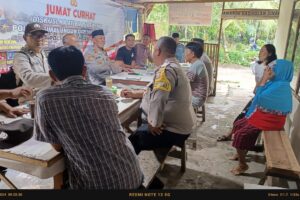 Polsek Tanah Jawa Gelar Jumat Curhat di Warung Kopi, Dengarkan Aspirasi Warga untuk Tingkatkan Keamanan dan Ketertiban