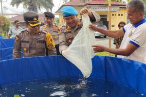 Polres Simalungun Dukung Ketahanan Pangan Program Astacita Presiden dengan Penaburan 7500 Bibit Ikan Bioflok