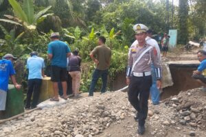 Polsek Tanah Jawa Aktif Amankan Pengerjaan Jalan Rusak di Huta V Suhinagodang