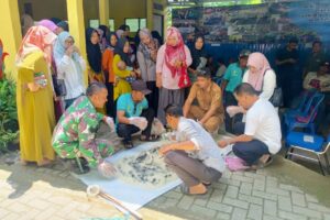 Babinsa dan PPL Desa Hilir Banua Latih Petani Buat Racun Tikus