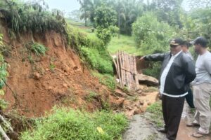 Jalan Utama Menuju Perladangan Warga Terputus Akibat Longsor Di Huta Satu Silenduk Nagori Silenduk Kecamatan Tapian Dolok