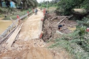 Jembatan Ambruk, Warga Swadaya Bangun aJembatan Darurat