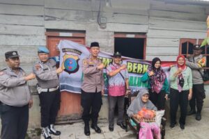 Wujud Nyata Polri Presisi, Kapolsek Tanah Jawa Gelar Jumat Berkah, Bantu Warga Tidak Mampu