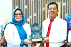 Hari Pertama Masuk Kerja, Bupati Simalungun Terima Penghargaan Paritrana Award Tahun 2024