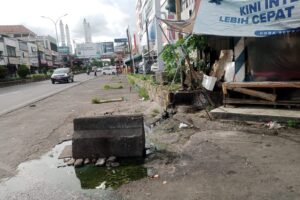 Melihat Kondisi Jl Ahmad Yani, Di Tengah Kota, Air Comberan Becek Dari Grenase Yang Tersubat Dibiarkan Dengan Pemkot Cilegon