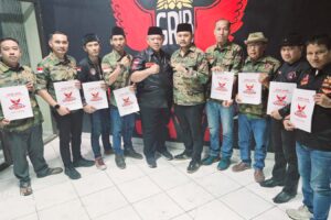 Ketua GribJaya DPC Kota Cilegon, Abah H Sahruji, SH. Menyerahkan Surat Kepengurusan(SK) Pengurusan Anak Cabang (PAC) Di 8 Kecamatan